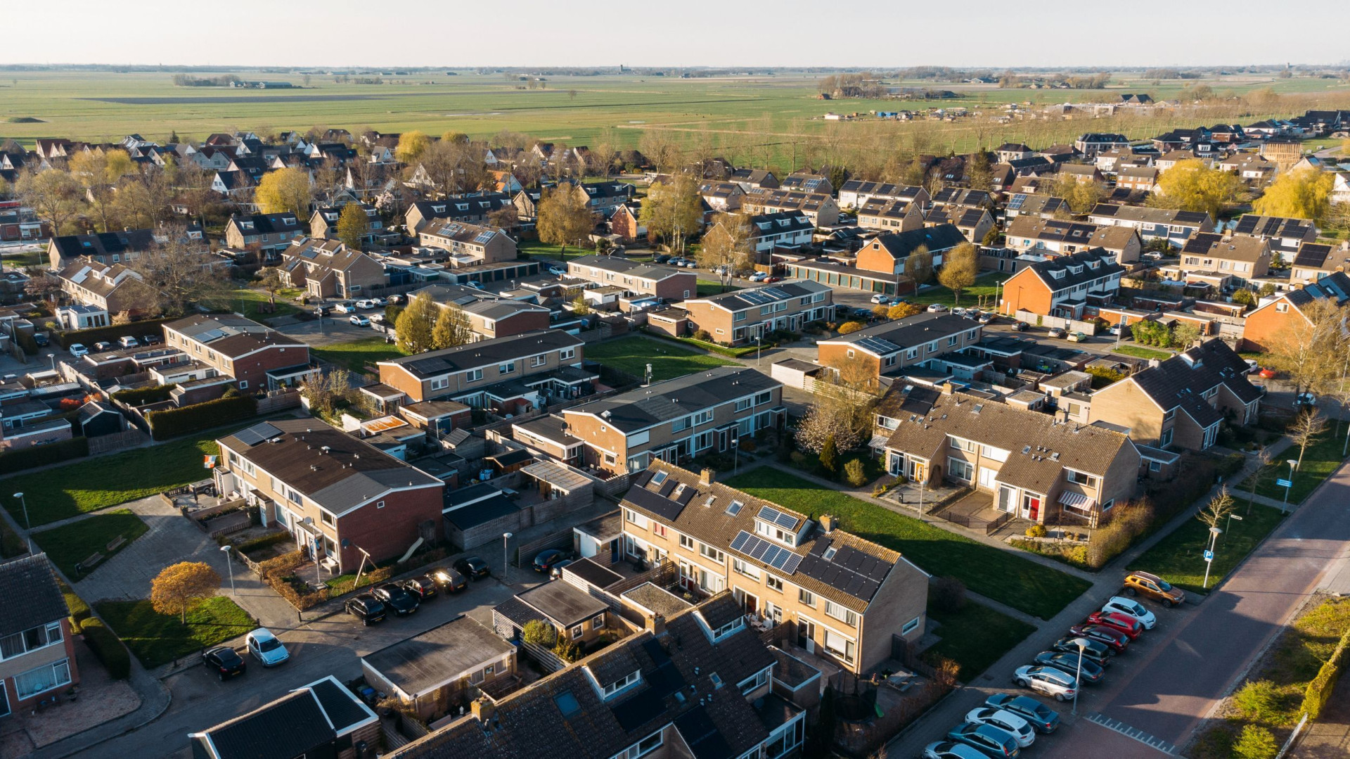 Drone-foto van een wijk in Ten Boer