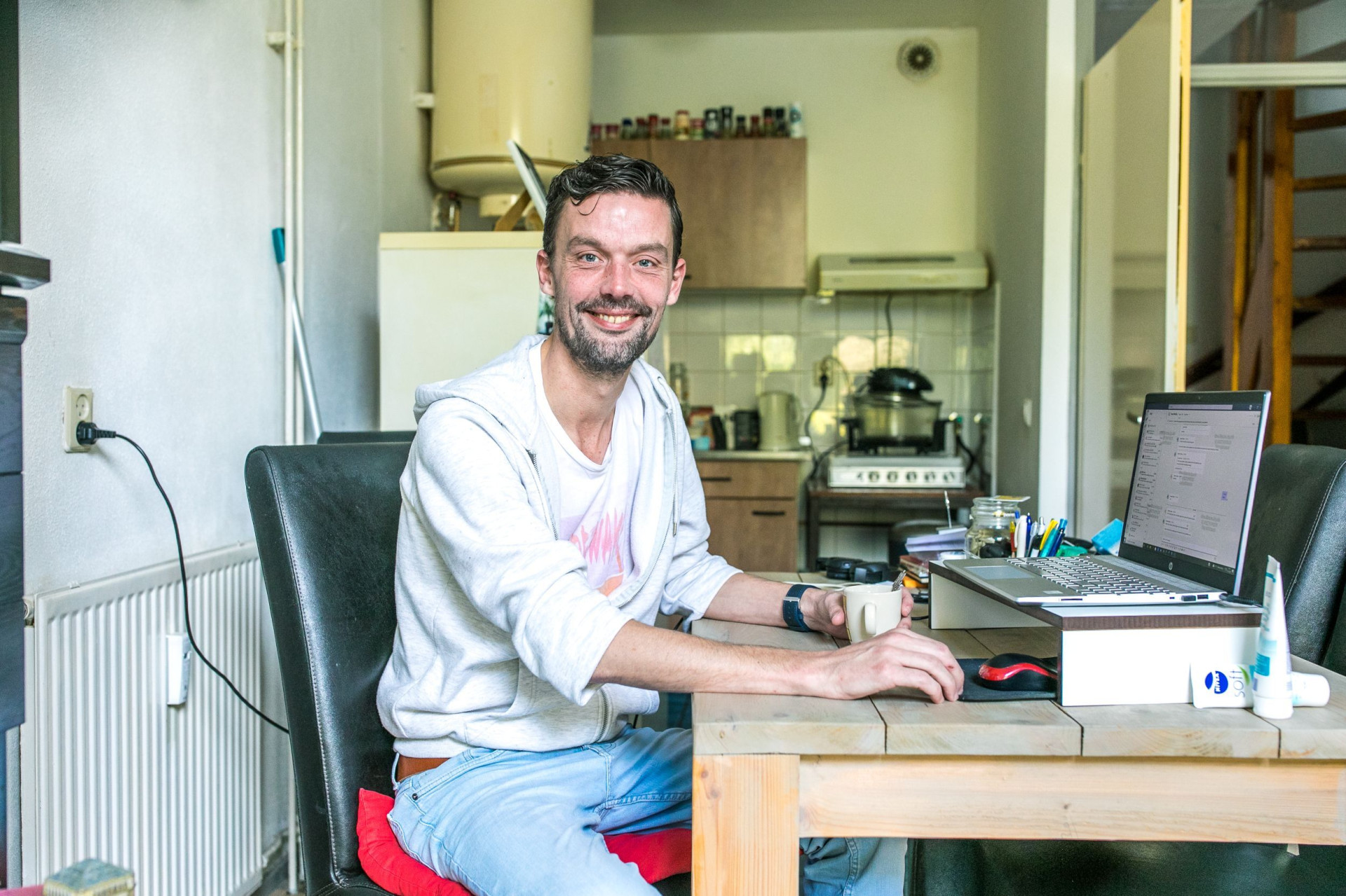 Man werkt aan een laptop vanuit huis.