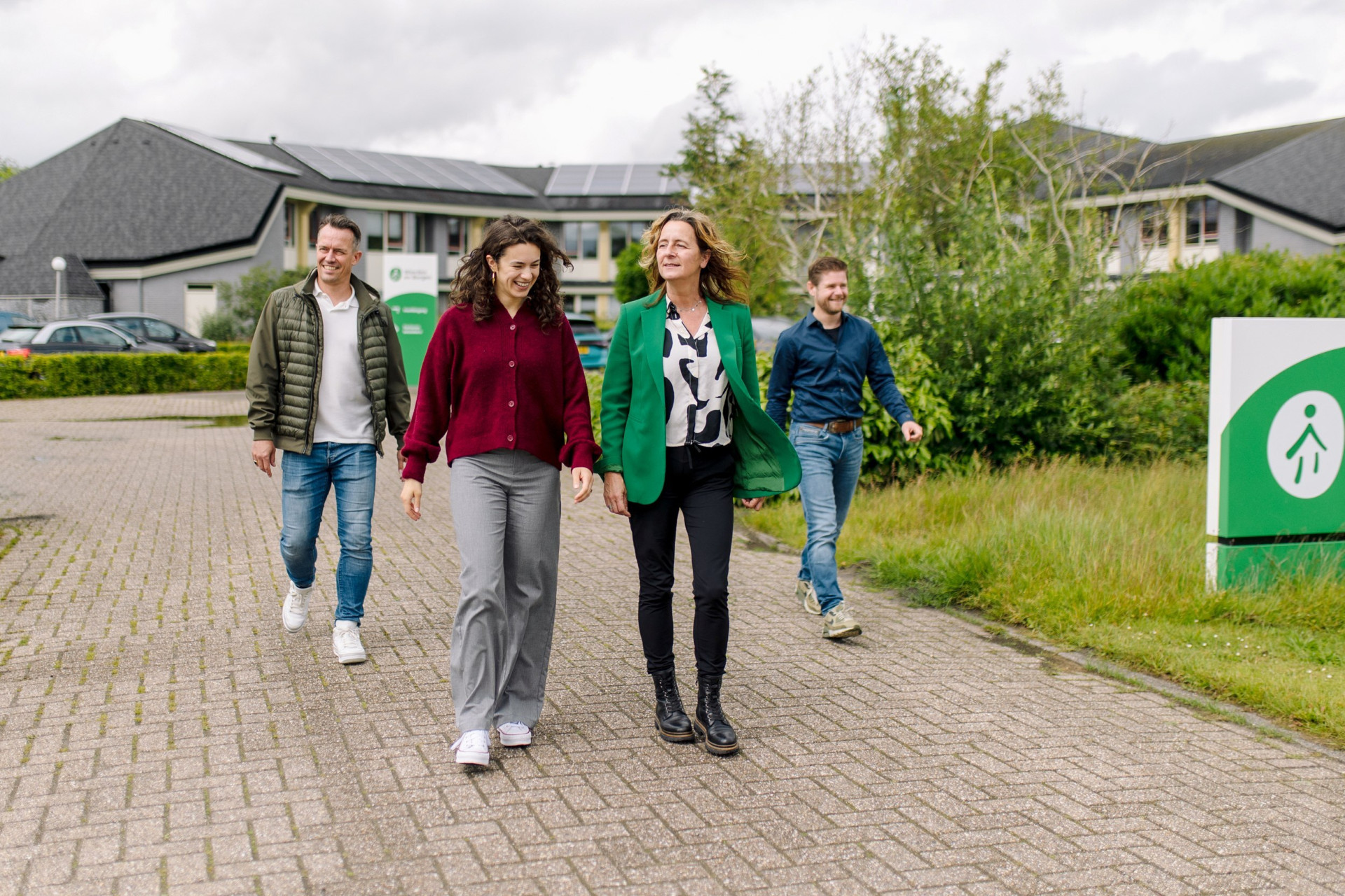 Collega's Wierden en Borgen maken een lunchwandeling